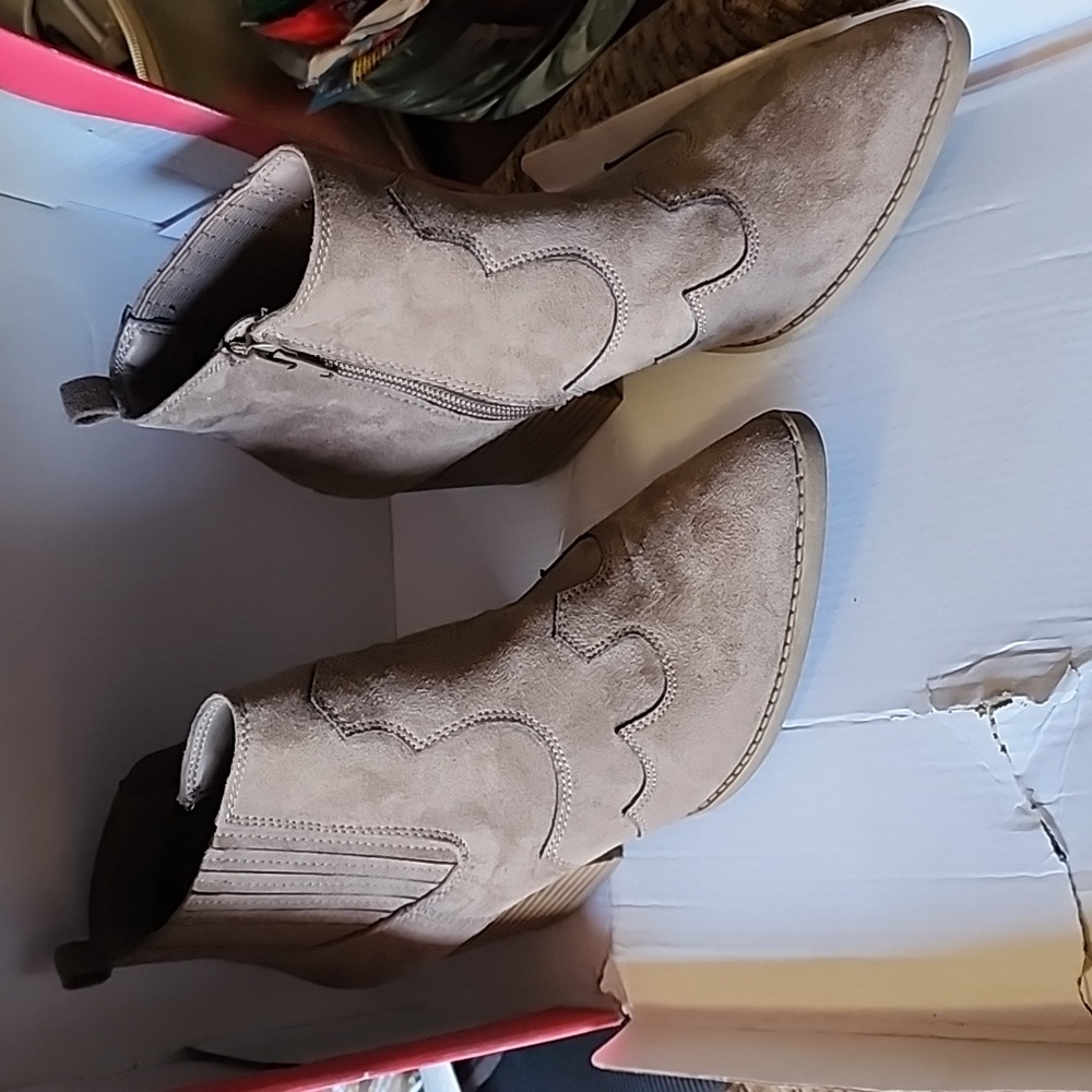 American Rags size 6 boots